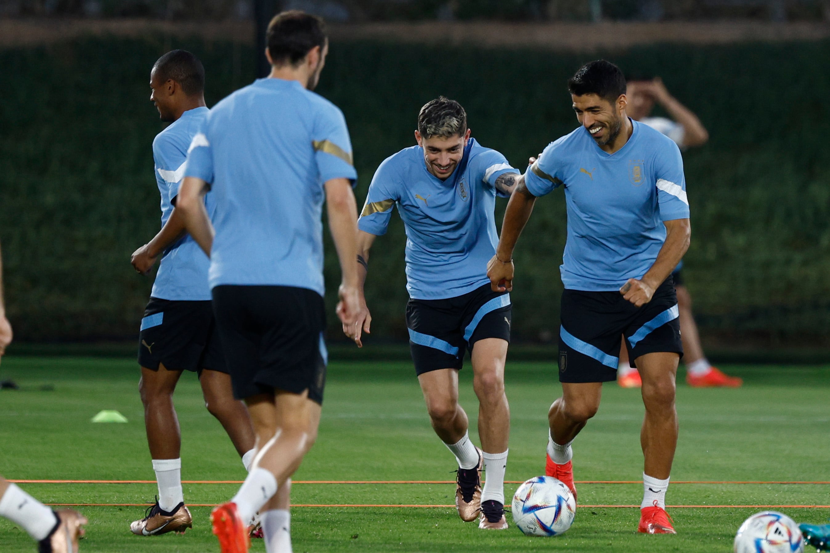 Los jugadores de la selección de Uruguay Luis Suárez y Fede Valverde durante un entrenamiento en Doha