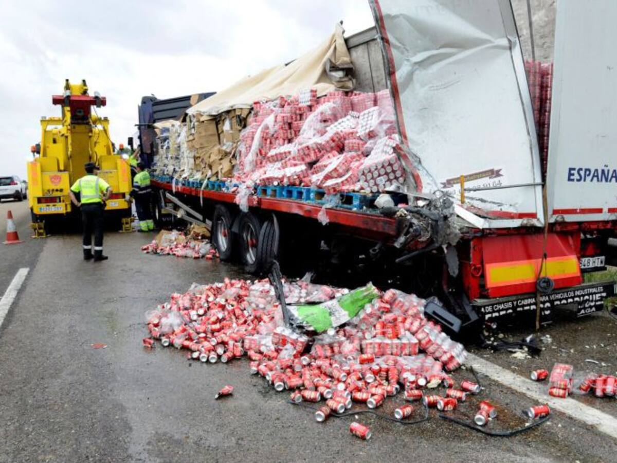 Once heridos, dos de ellos graves al chocar un bus Madrid-Sevilla-Huelva con un camión