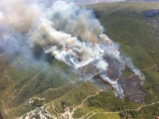 Imatge aèria de l'incendi forestal que crema aquesta tarda a la Riba, a la comarca de l'Alt Camp