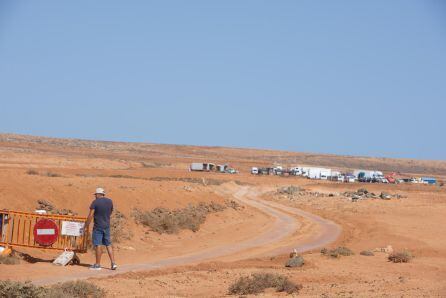 Acceso cerrado al set de rodaje este lunes en la localidad de Ampuyenta, en Puerto del Rosario. EFE