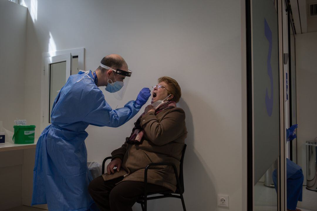 Una mujer se somete a una prueba PCR