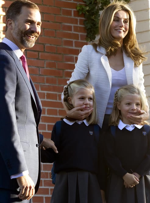 Los príncipes de Asturias posan junto a sus hijas, Leonor y Sofía, a su llegada al colegio Santa María de los Rosales el primer día de clase y la víspera del 40 cumpleaños de doña Letizia, que celebrarán &quot;tranquilos&quot; y &quot;en casa&quot;, según ha explicado ella a