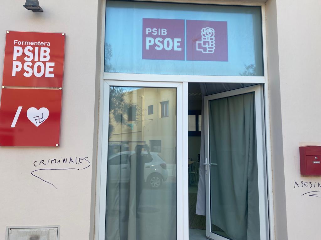 Imagen de las pintadas en la sede del PSOE de Formentera