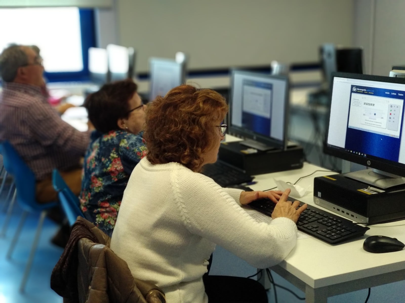 Los centros también cuentan con puntos de ayuda digital para trámites con la administración