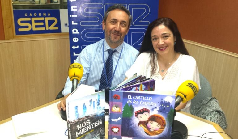 Chema Contreras junto a la novelista A. Victoria Vázquez