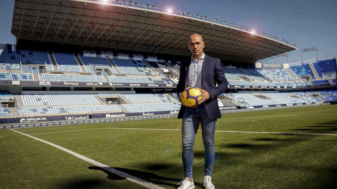 Manolo Gaspar, posando con un balón en La Rosaleda