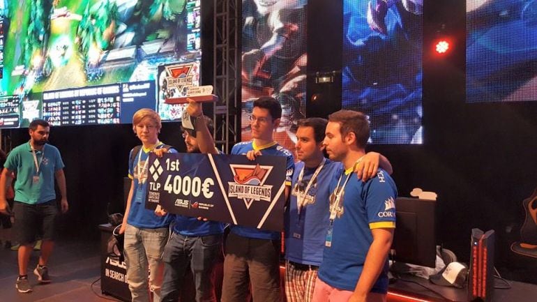 El equipo Playfulbet OveR Gaming recibiendo su premio en la Tenerife Lan Party 2015