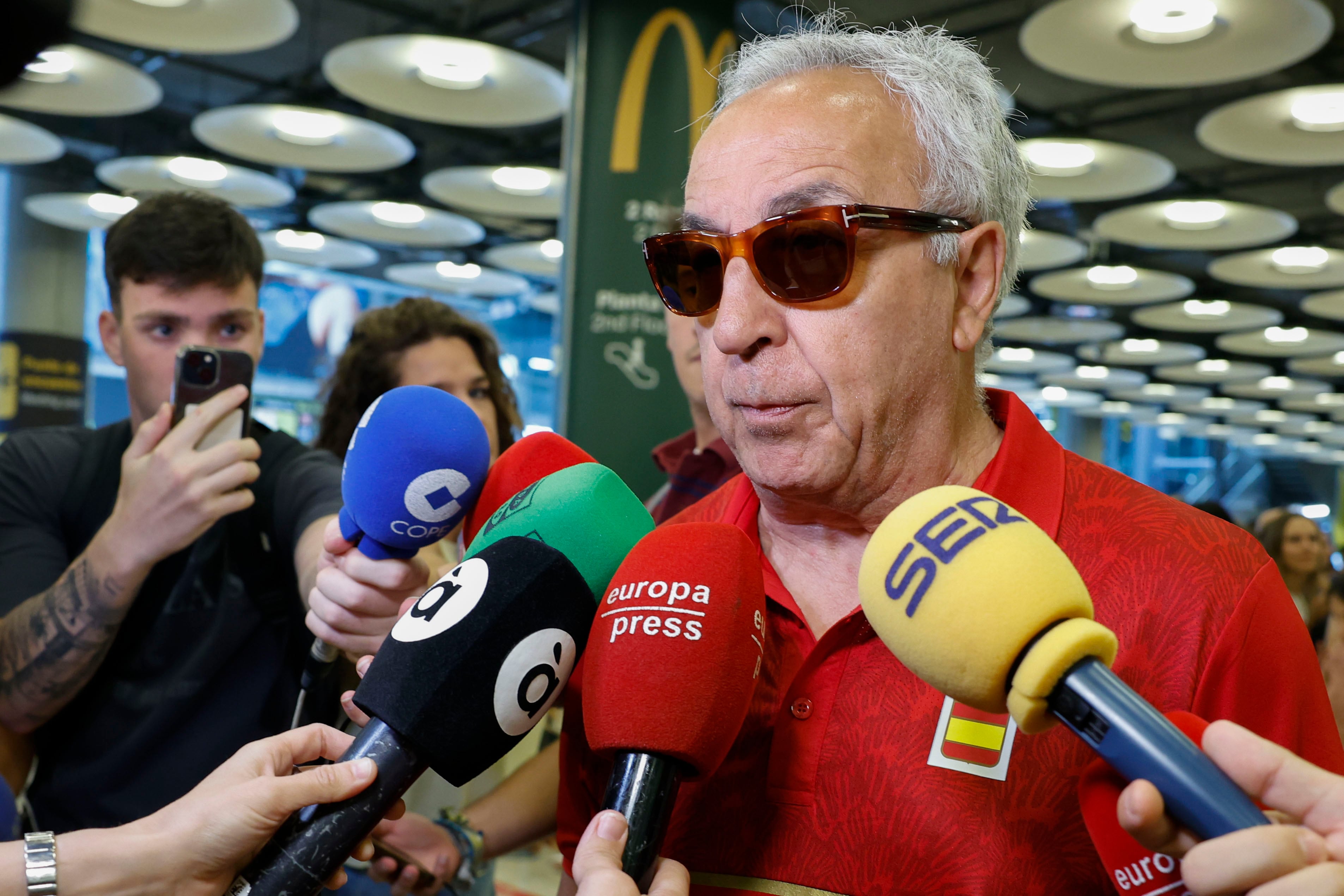 El presidente del Comité Olímpico Español (COE), Alejandro Blanco, a su llegada este lunes al aeropuerto de Madrid Barajas con el grueso de la expedición olímpica. EFE/ J.J.Guillen