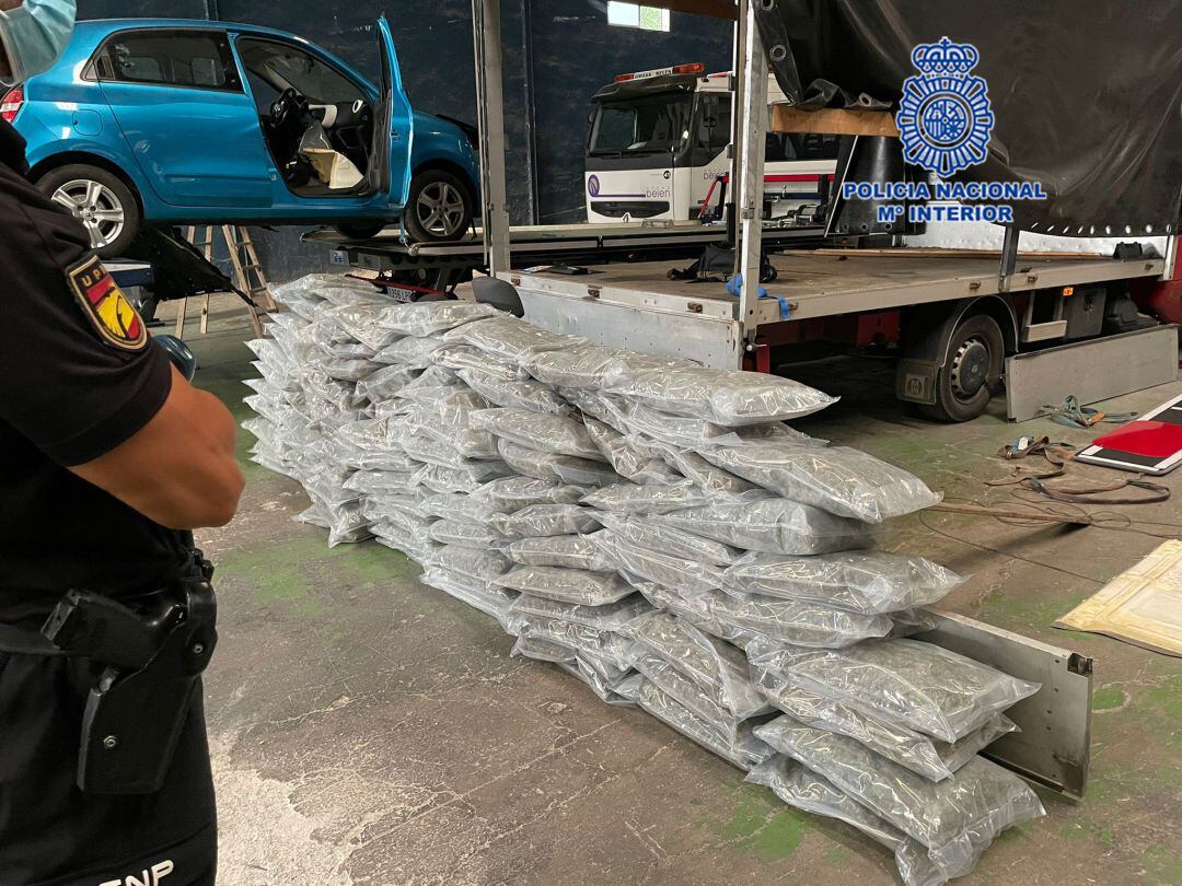 Detenido un camionero con 103 kilos de marihuna ocultos en un doble fondo