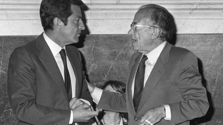 Santiago Carrillo charla con Adolfo Suárez tras la legalización del Partido Comunista en Sábado Santo de 1977.