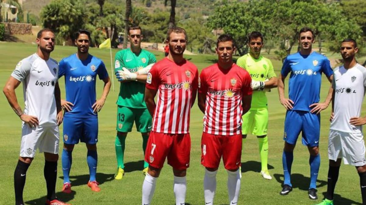 ¡Hay que fichar media plantilla en el Almería!