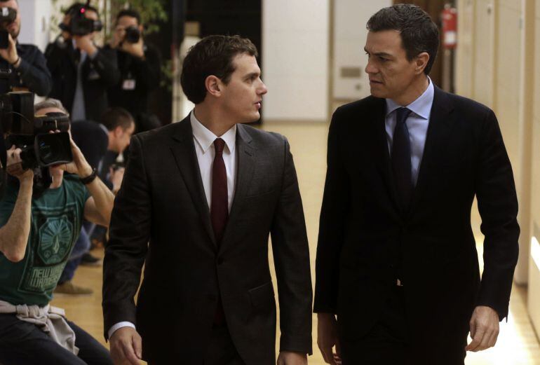 Rivera y Sánchez llegaron juntos a la reunión en el Congreso; luego hablaron de puntos en común.