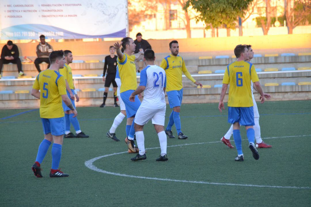 Ferrán colocando a su defensa. 