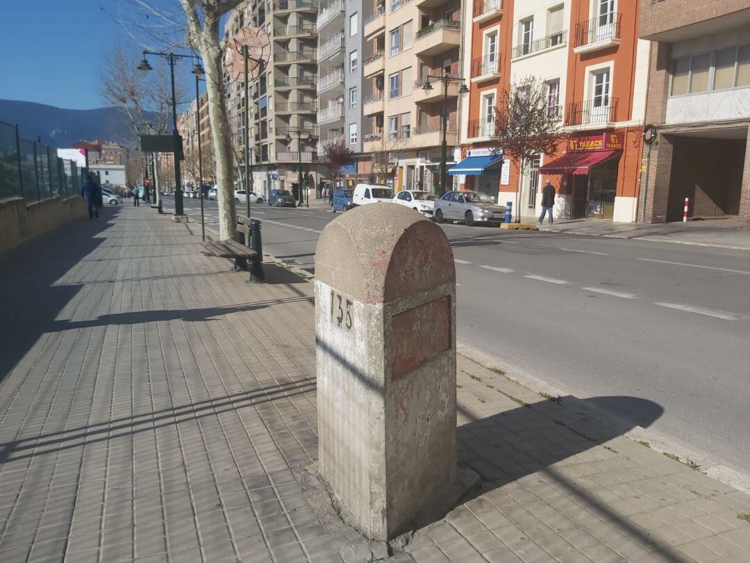 Un hito que marcaba el paso de la N340 por Alcoy