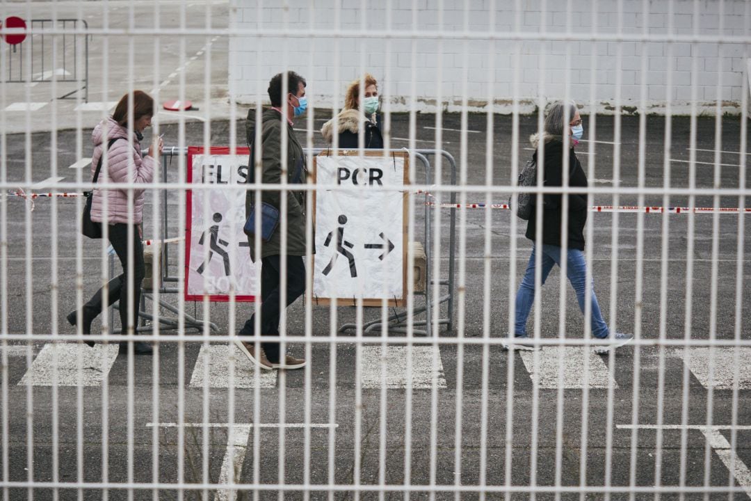 Varias personas acuden a realizarse test de antígenos o PCR de detección del COVID-19 al Recinto ferial de Navarra 