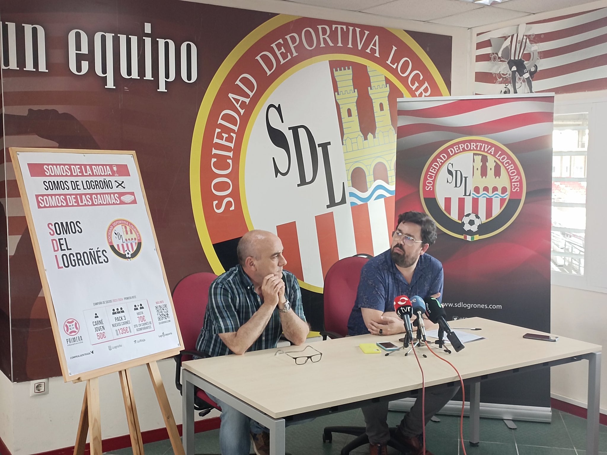 El presidente de la SD Logroñés, Eduardo Guerra (izquierda), y el jefe de prensa del club, José Luis Ouro (derecha), presentan la campaña de socios / SD Logroñés