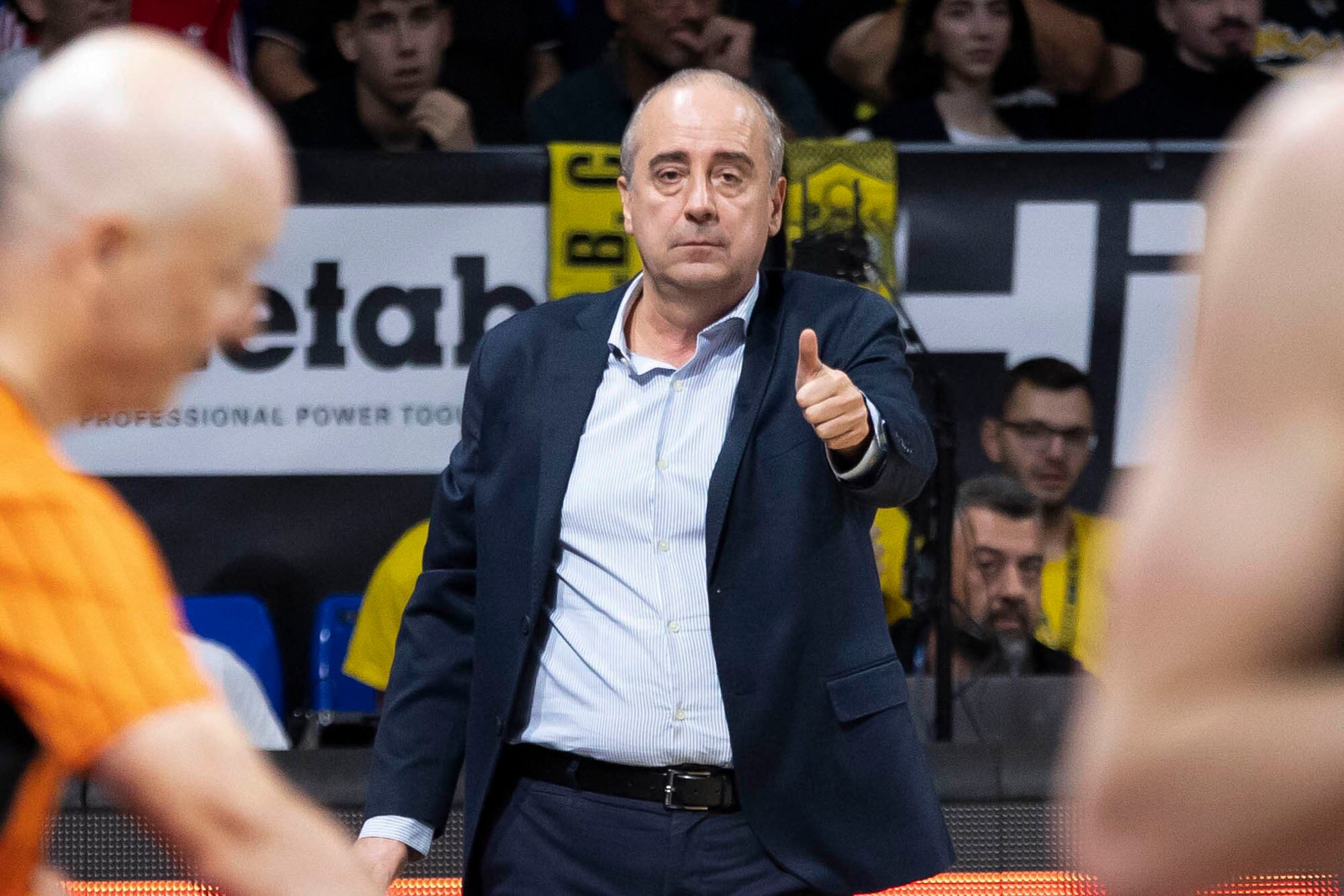 LA LAGUNA (TENERIFE), 06/01/2024.- El entrenador del Lenovo Tenerife, Txus Vidorreta, reacciona este sábado durante el partido de la jornada 17 de la Liga Endesa, en el pabellón Santiago Martín en La Laguna, Tenerife. EFE/ Miguel Barreto