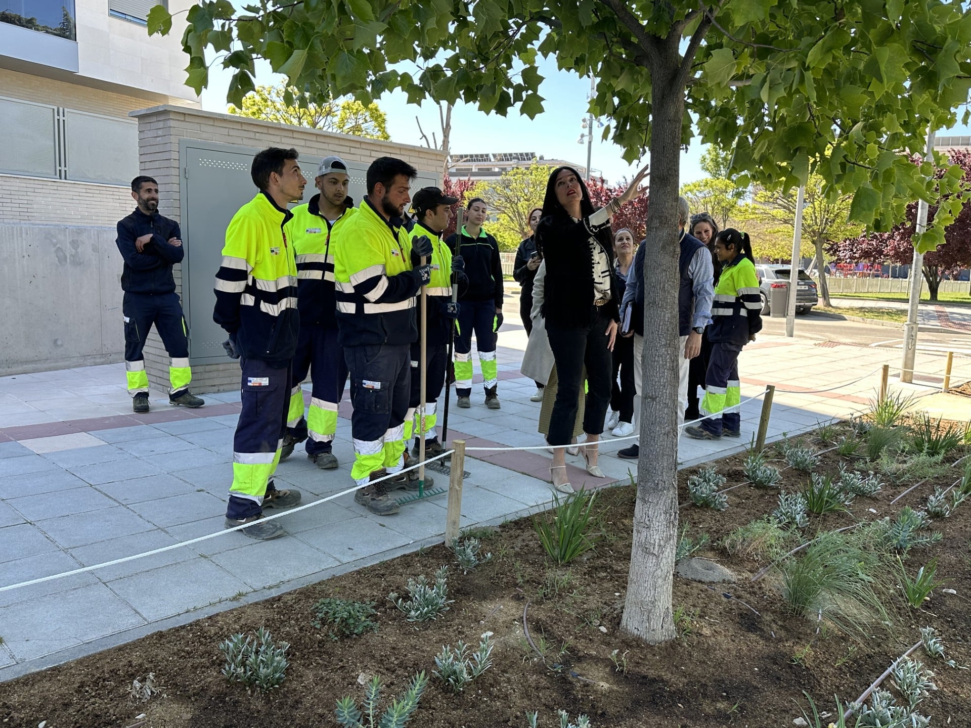 Participantes en el proyecto muestran los resultados a la alcaldesa de Huesca