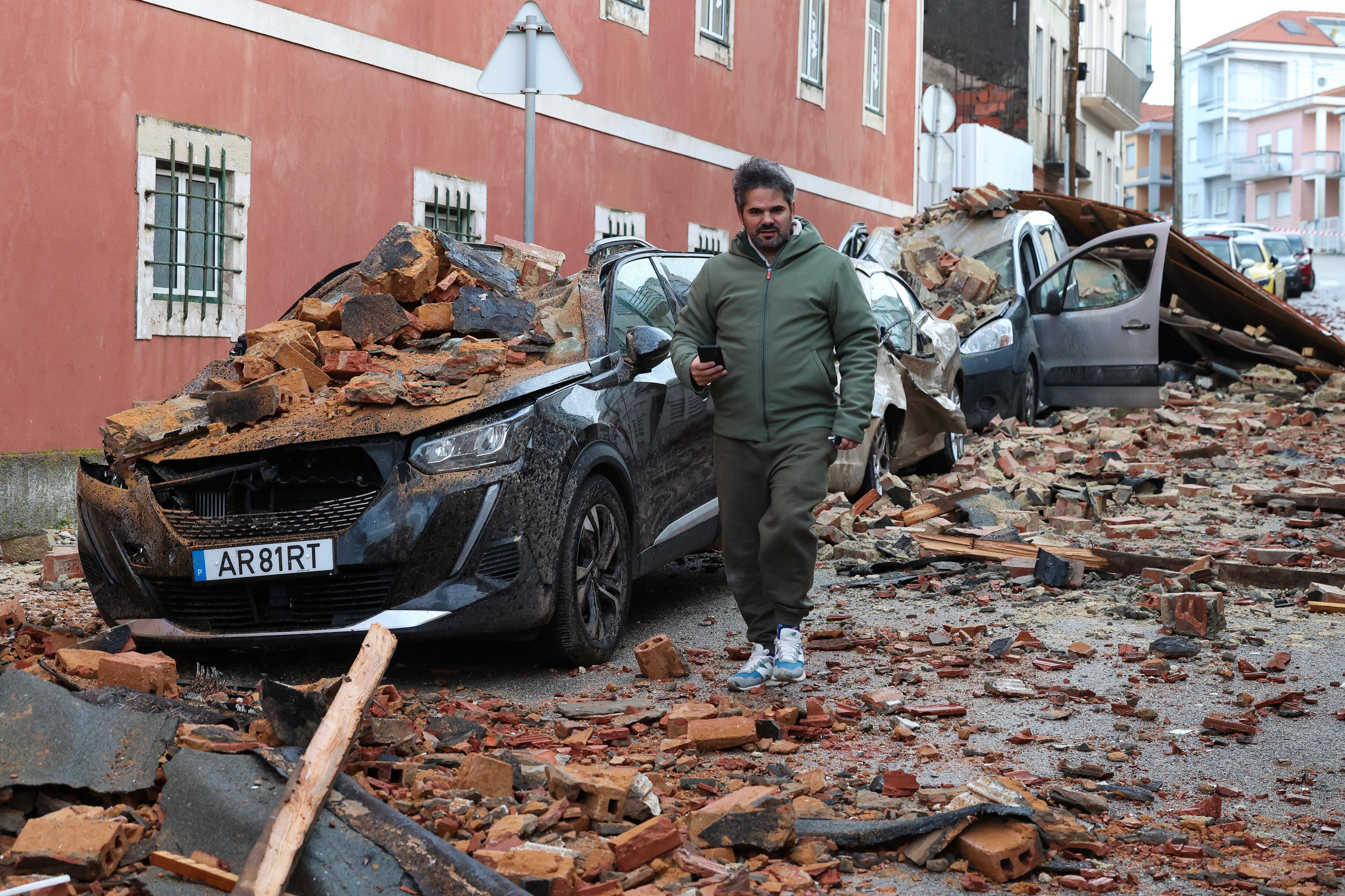 Parte del techo de la antigua universidad se derrumba, dañando varios vehículos, debido al paso de la borrasca Kristin en Figueira da Foz, Portugal. (tormenta) EFE/EPA/PAULO NOVAIS