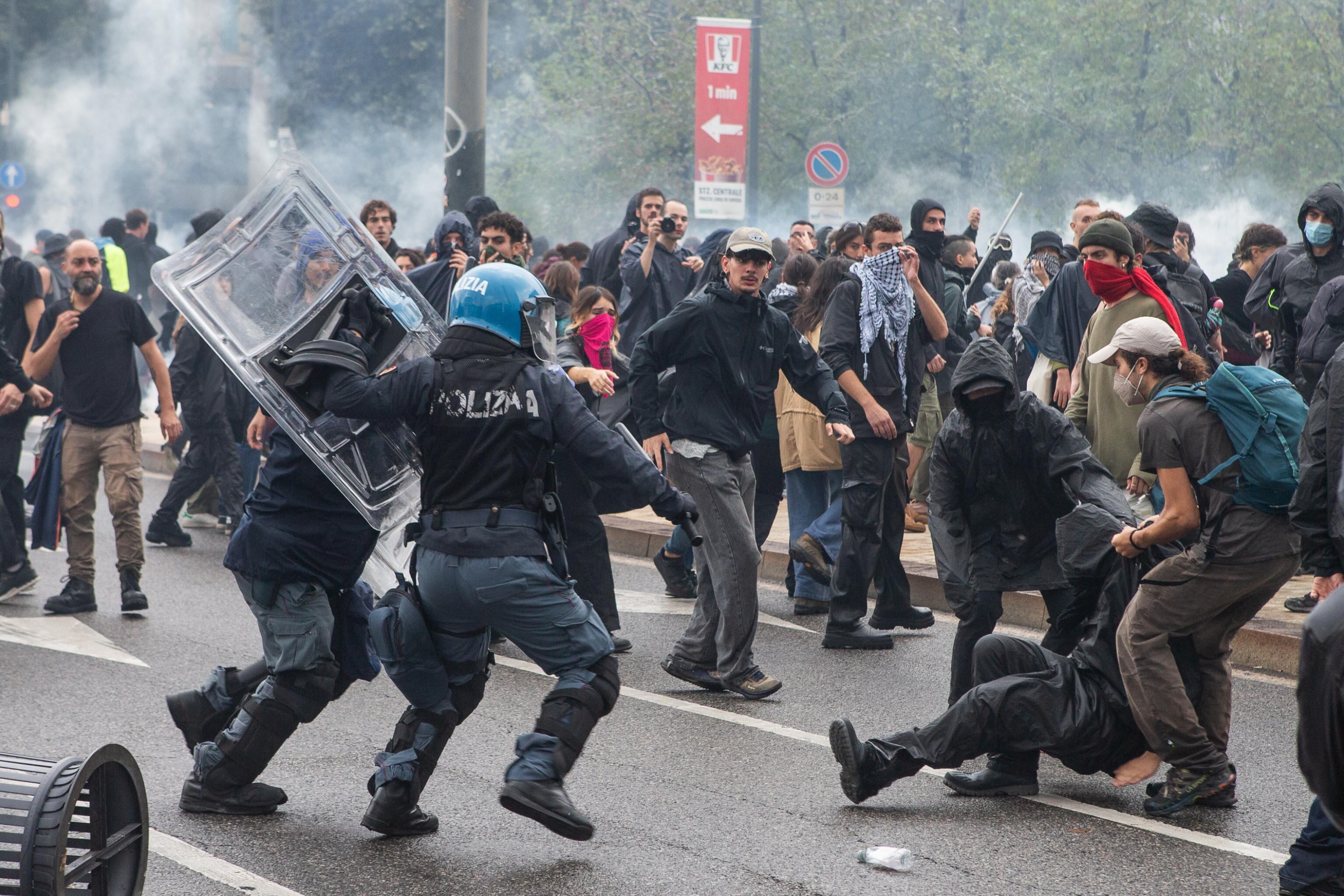 Manifestantes y policías se enfrentan en la estación central de Milán durante una protesta que forma parte de la huelga nacional con el lema «Bloqueemos todo», en solidaridad con los palestinos de Gaza y para pedir el cese del envío de armas a Israel, en Milán, Italia, el 22 de septiembre de 2025.