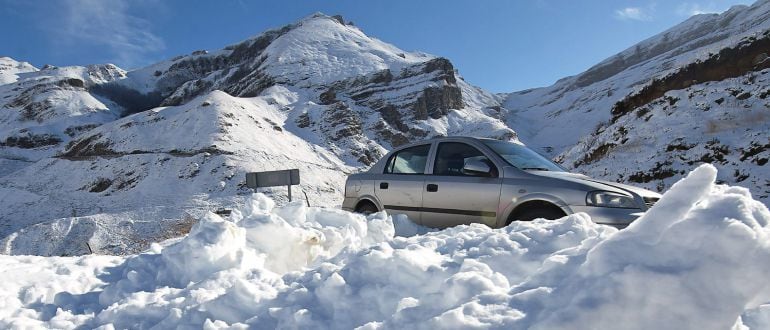 Un coche en la carretera comarcal CA-643 en la subida al puerto de Lunada