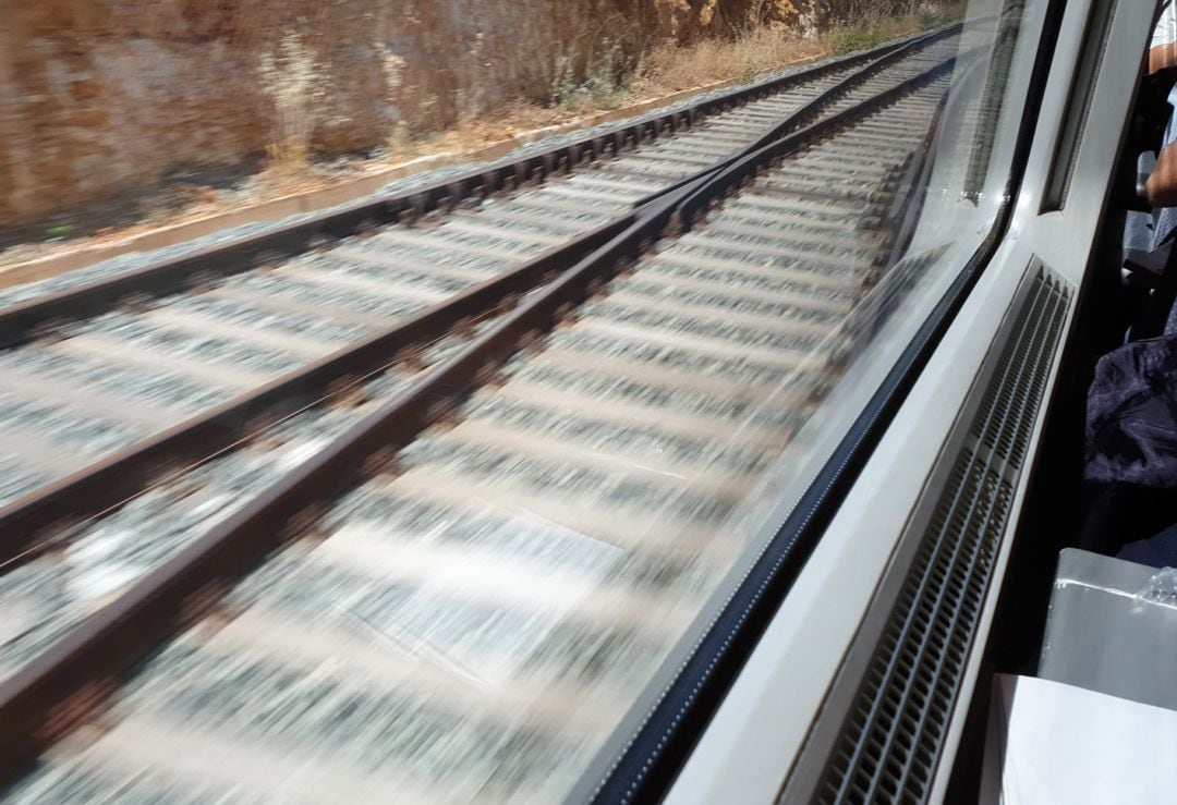 Momento en el que AVE de Granada entra, a la altura del término de Loja, en el trazado convencional adaptado para los trenes de alta velocidad