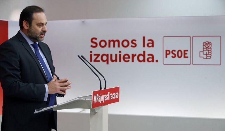 El secretario de Organización del PSOE, José Luis Ábalos, durante la rueda de prensa ofrecida este viernes en la sede del partido.