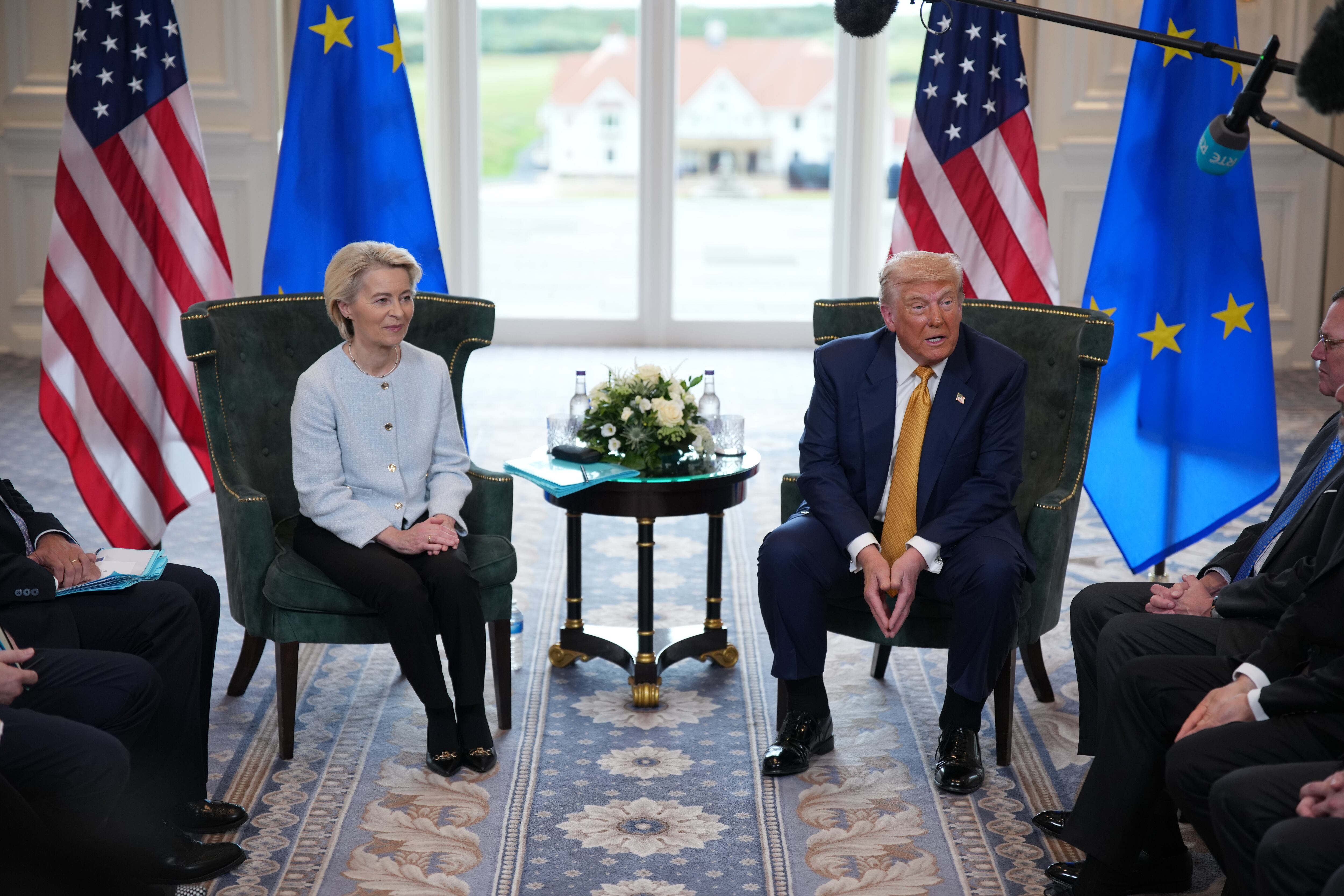 La presidenta de la Comisión Europea, Úrsula Von der Leyen, y el presidente de Estados Unidos, Donald Trump, en la previa de la reunión de este domingo en Escocia para tratar de alcanzar un acuerdo arancelario.