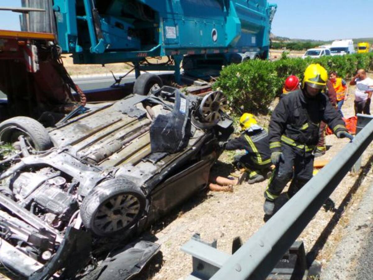 Dos heridos en la A-92 al colisionar un turismo y un camión en Molilla