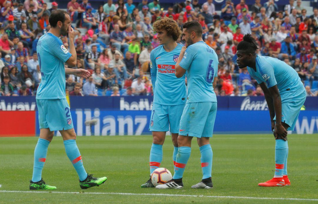 Godín, Griezmann, Koke y Thomas, en el partido entre el Levante y el Atlético (2-2).