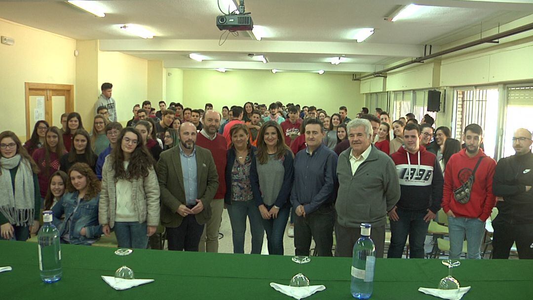 El IES Castillo de la Yedra recibe la exposición FIBGAR sobre los derechos humanos