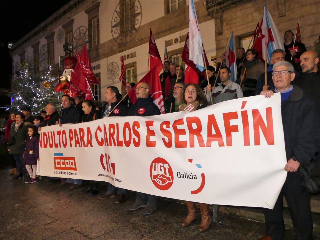 Concentración pidiendo la libertad de Carlos y Serafín