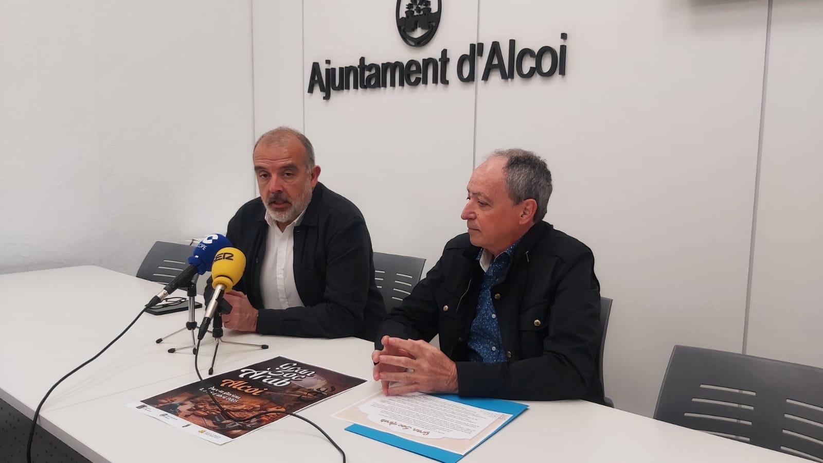 Jordi Martínez, edil de Fiestas, y Alfredo Llorens, de la Filà Marrakesch, presentando el Zoco árabe que se celebrará este fin de semana en La Glorieta.