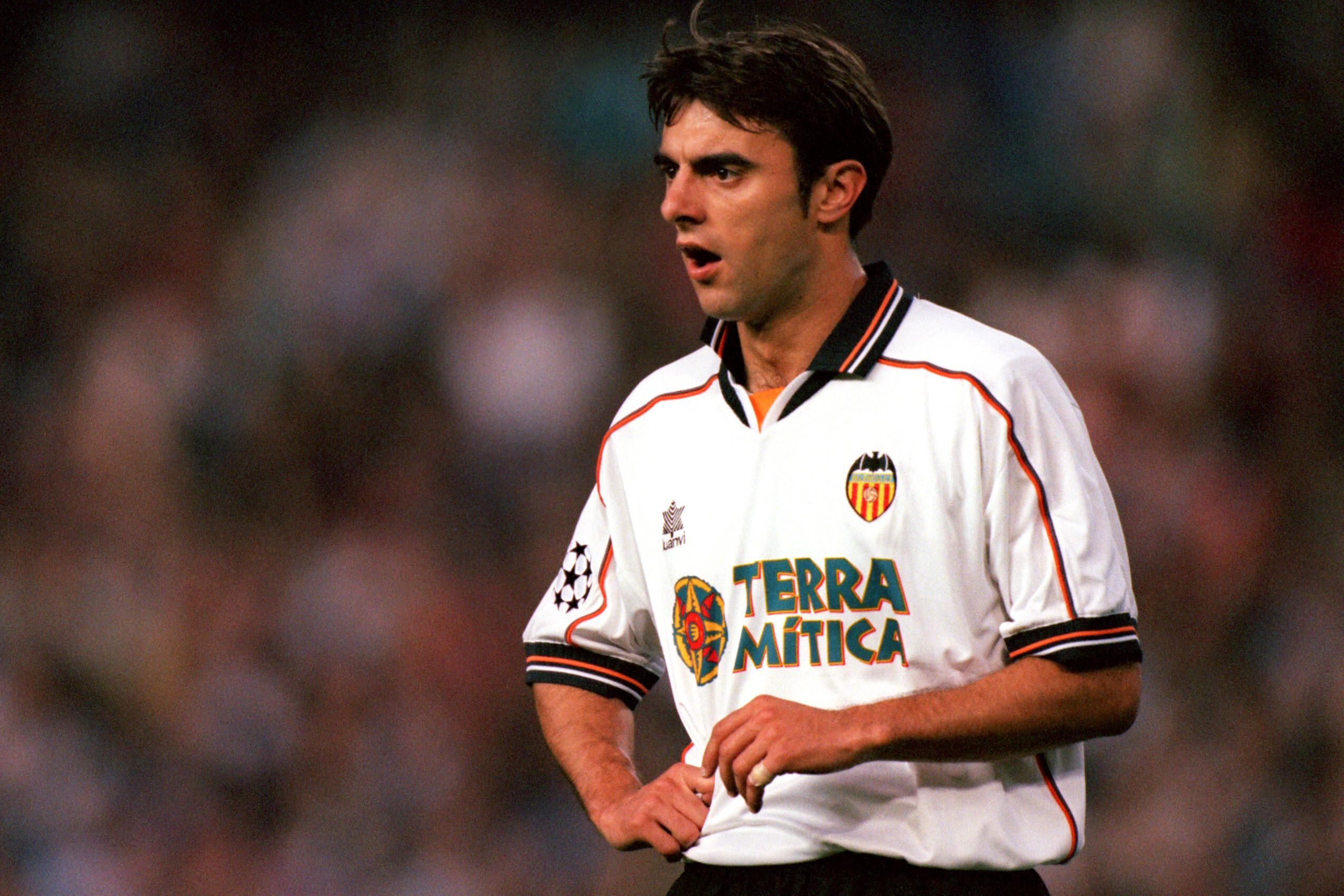 Claudio López defendiendo la camiseta del valencia CF en Champions
