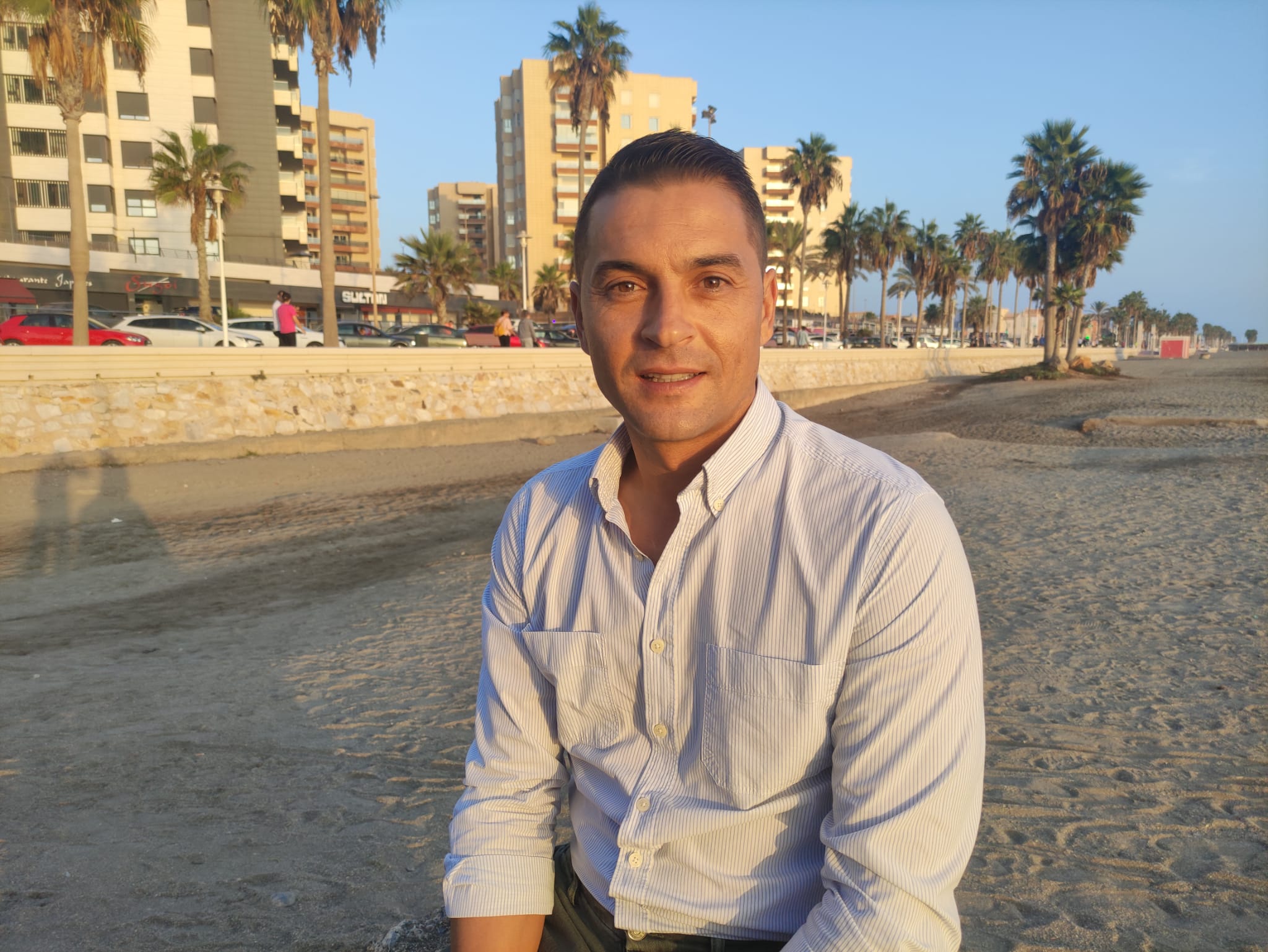 Francisco con LA VOZ y Cadena SER en la playa de La Térmica.