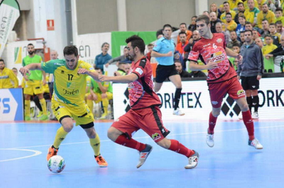 Álex Yepes lucha el balón en un encuentro ante Jaén Paraíso Interior