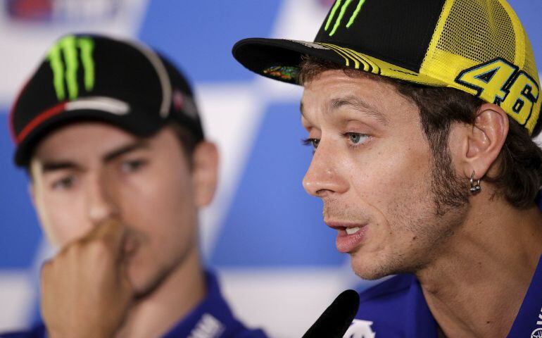 Yamaha MotoGP rider Valentino Rossi of Italy (R) talks next teammate Jorge Lorenzo of Spain during a news conference for the San Marino Grand Prix in Misano Adriatico circuit in central Italy September 10, 2015. REUTERS/Max Rossi 