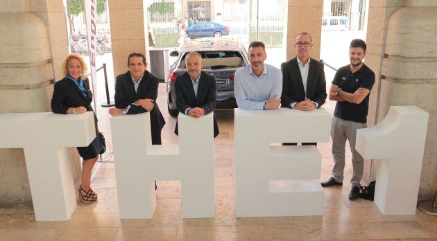 Equipo de BMW Engasa y el nuevo Serie 1, en el Mercado de Colón