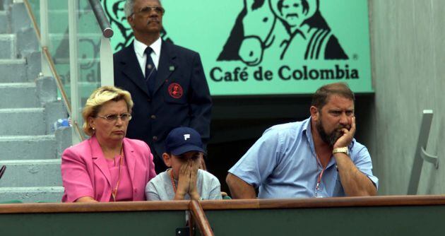 El padre de Dokic, durante un partido de su hija en Roland Garros en 2001