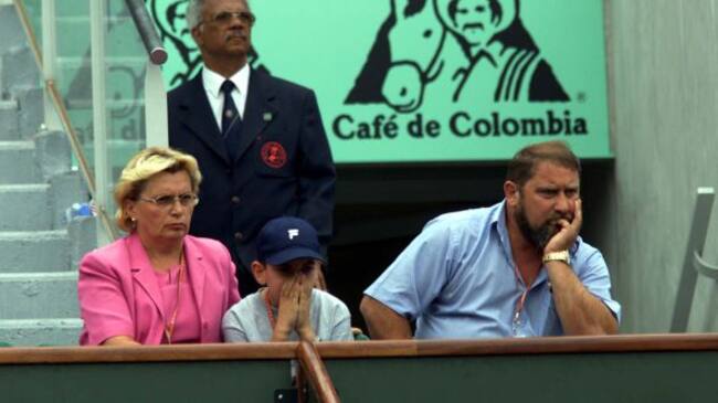 El padre de Dokic, durante un partido de su hija en Roland Garros en 2001