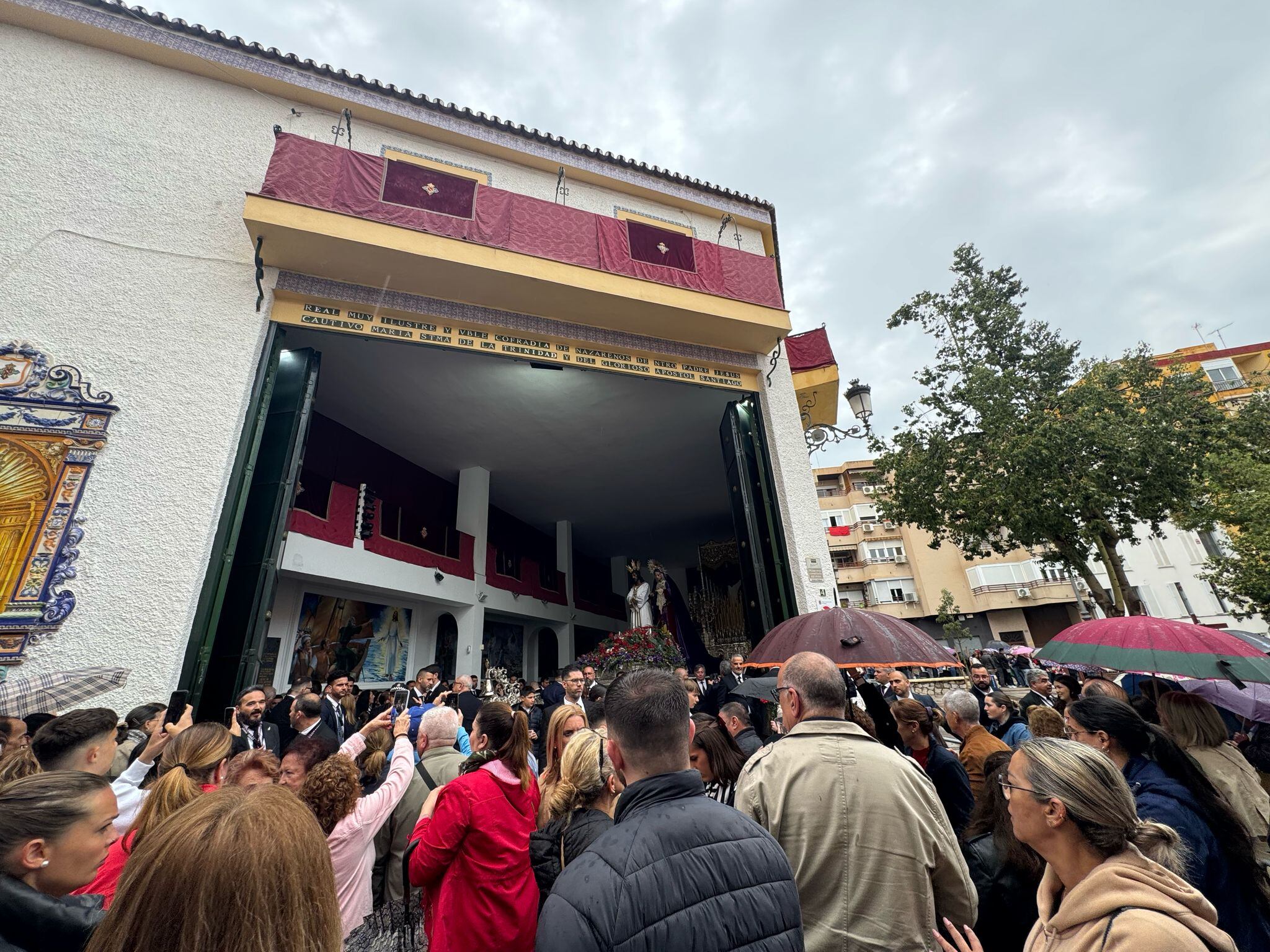 Numerosos devotos bajo la lluvia aguardan ver al Cautivo en su salón de trono