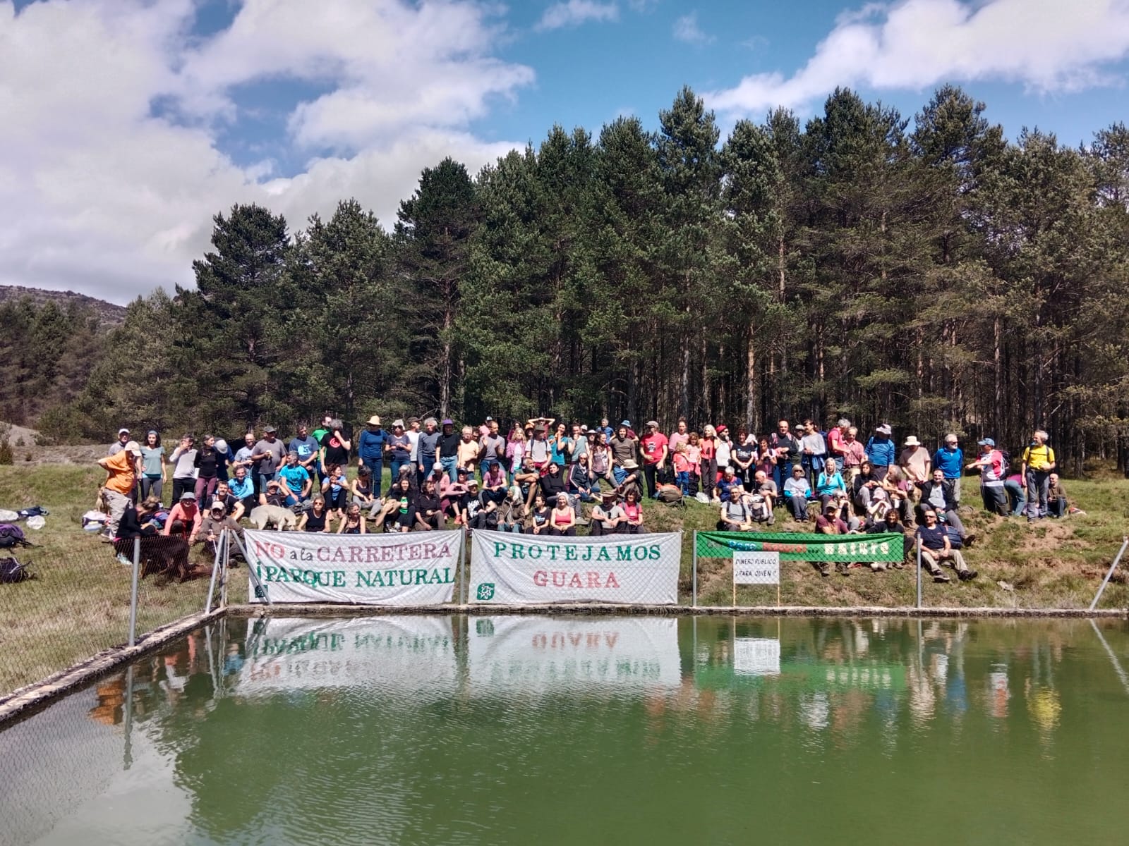Participantes en la concentración contra la carretera en el Parque Natural de Guara