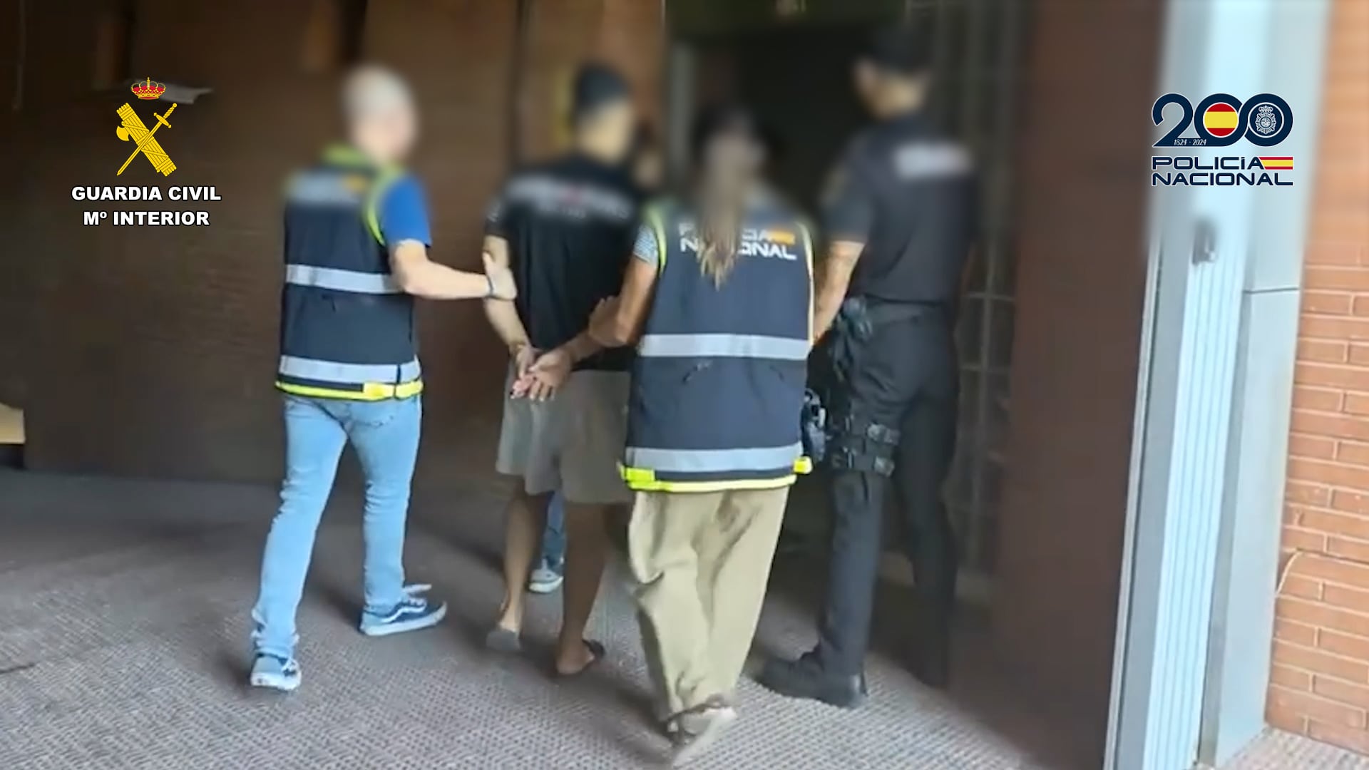 Uno de los arrestados es trasladado por agentes de la Guardia Civil