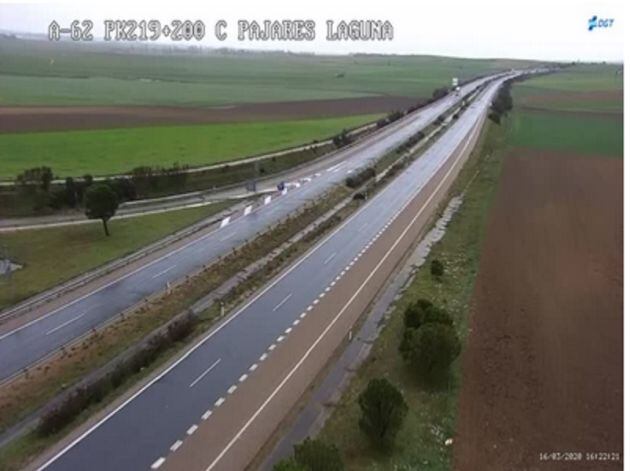 La A-62, a su paso por Pajares de la Laguna.