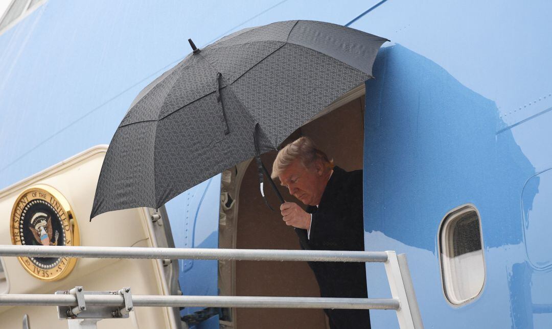 Donald Trump sale del avión presidencial