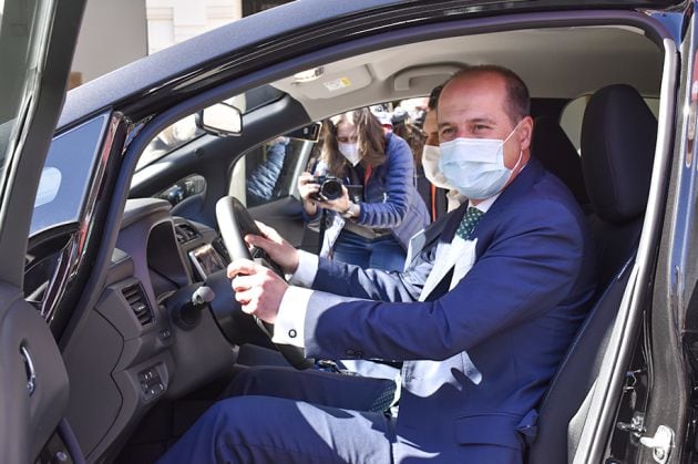 Alberto Rojo subido a un coche eléctrico