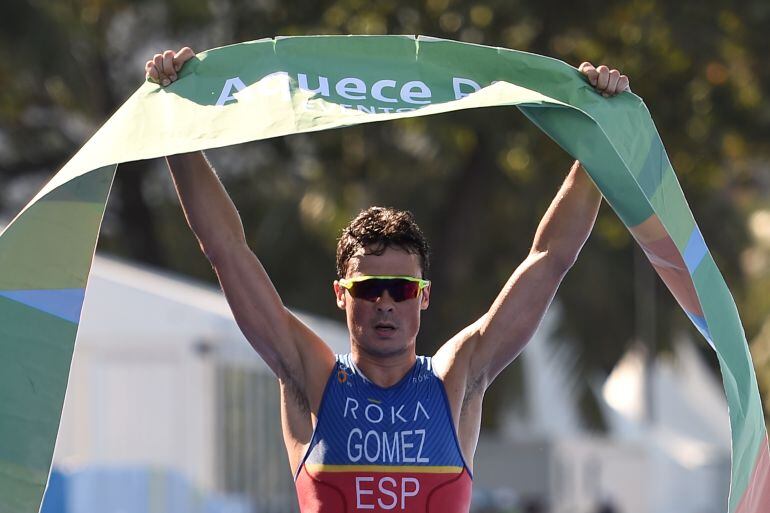 El triatleta español, Javier Gómez Noya, no estará en los Juegos Olímpicos de Río de Janeiro por una lesión en el brazo.