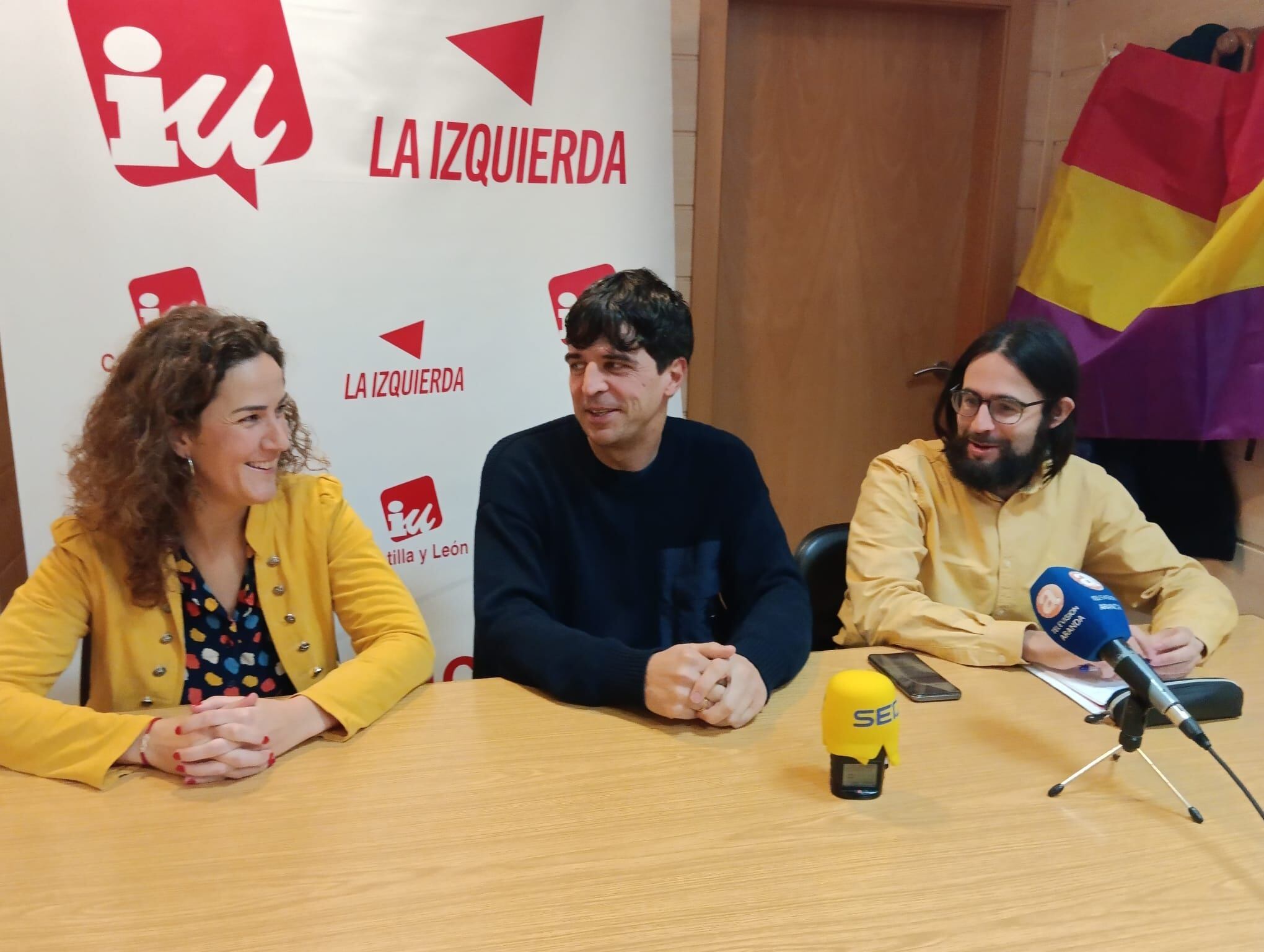 Juan Gascón, en el centro, con Carlos Medina y Vanesa González, coordinadora comarcal de IU