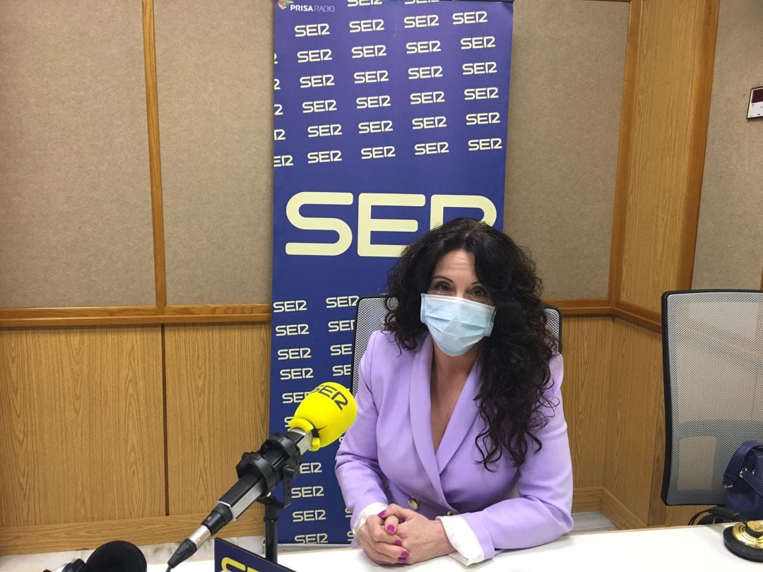 Rocío Ruiz,consejera de Igualdad  en los estudios de Radio Sevilla durante la entrevista de La Ventana Andalucía