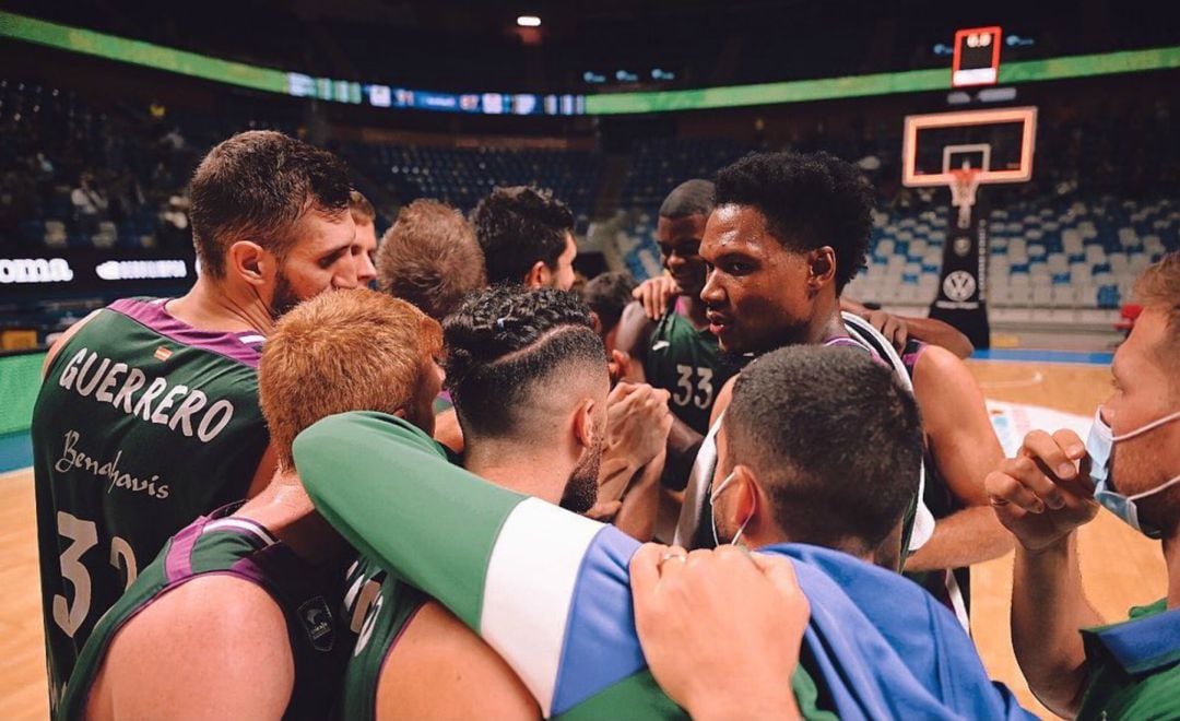 Los jugadores del Unicaja celebran la victoria del miércoles al final del partido